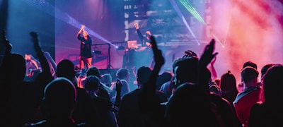 玩家部落球迷社区内球迷们热烈讨论比赛的互动场景