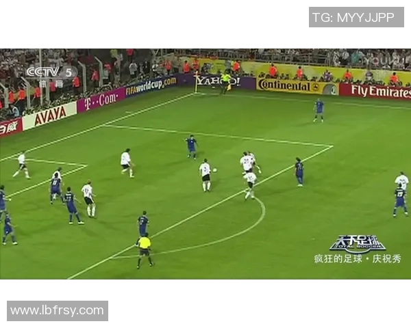 足球明星在高空中踢球的精彩瞬间捕捉展现运动魅力与技术的完美结合